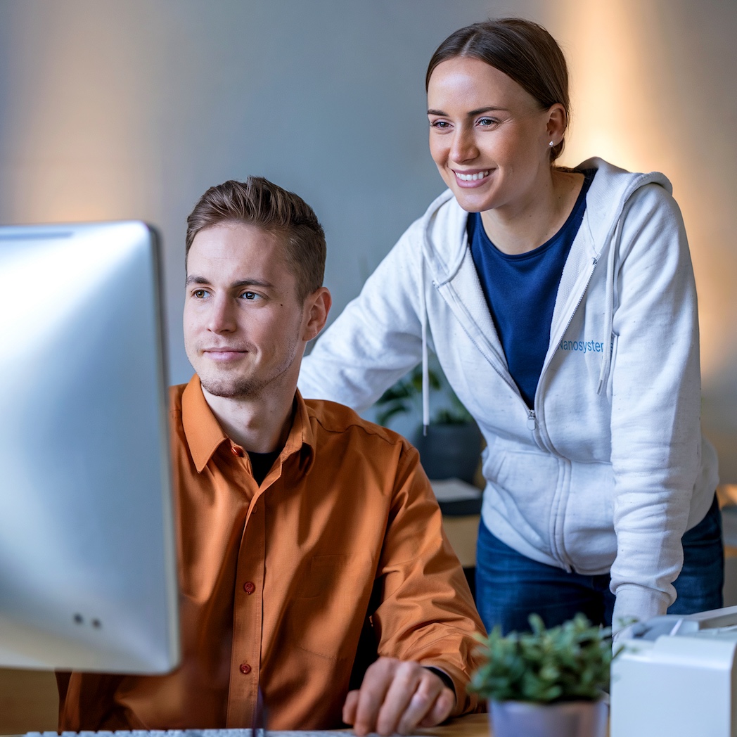 IT professionals collaborate using remote desktop control software, ideal for remote assistance and management in IT environments.