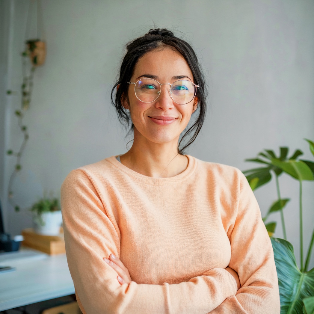 A smiling IT professional wearing glasses leaves a positive review on the effectiveness of the remote control and monitoring software used in his daily work.