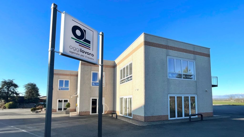 Außenansicht des Gebäudes von Oggi Lavoro Spa mit Firmenschild